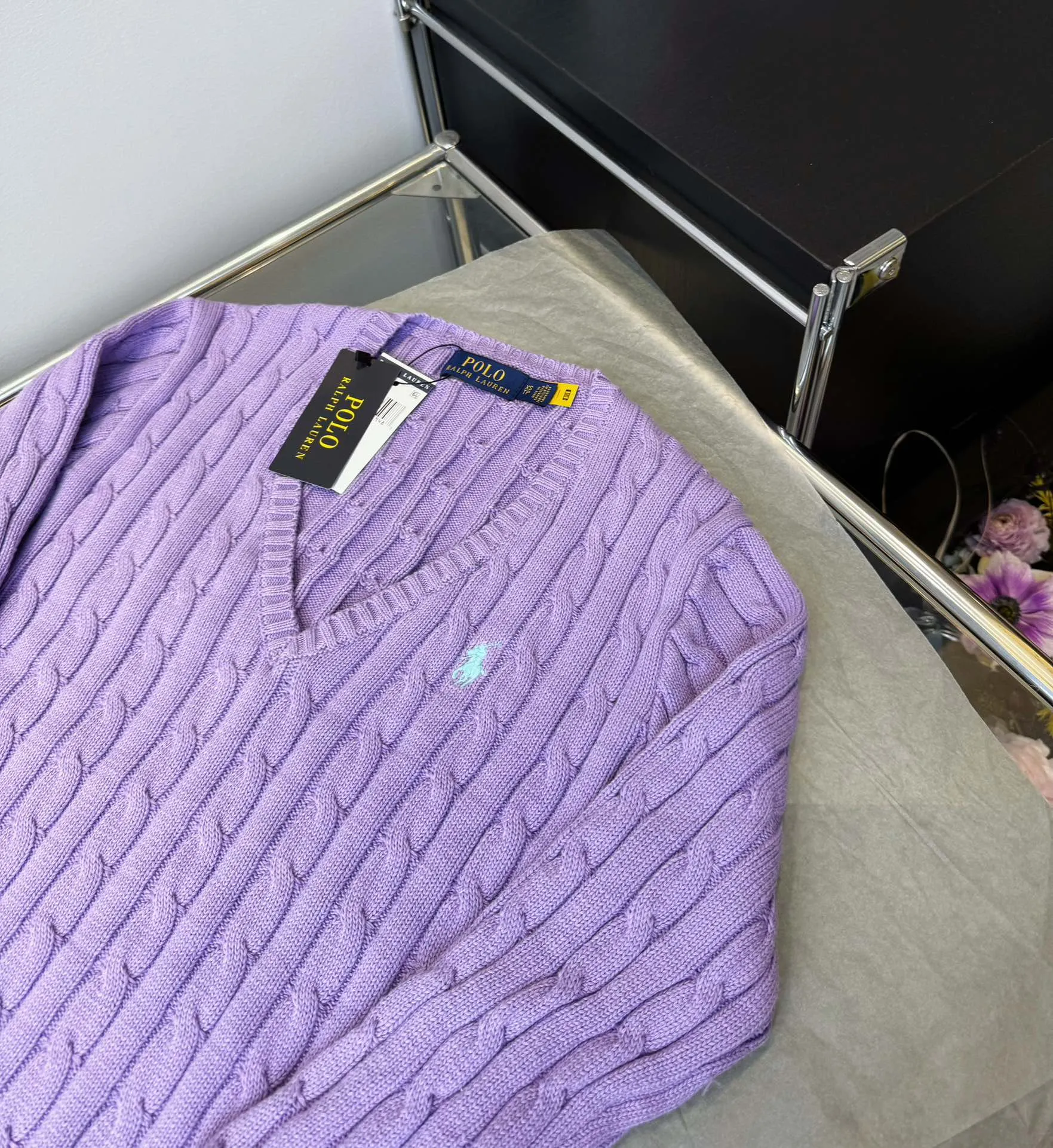 🅿️220 Style No.: L04 (Purple) Ralph Lauren RL classic war horse logo embroidered cable pattern twist button V-neck knitted sweater on the chest, same style for men and women, 9 colors Color: beige, navy, black, chick yellow, sky blue, khaki, red, gray, purple Size: XSSML M Shoulder Width 36 Clothes Length 58 Bust 44 L Shoulder Width 37 Clothes Length 60 Bust 46 Soft and glutinous🧶🫶The style is a very classic cable sweater American retro college style Perfect hand comfort. It is a must-have item for spring, autumn and winter wardrobes. It looks great when worn alone or layered as an inner wear. High-density LOGO embroidery on the chest, and original customization of tag accessories. Made of pure cotton yarn 🧶 blended with wool, pure cotton is skin-friendly and comfortable, small label war horse embroidered twist turtleneck sweater 🐎 high quality. Follow the blogger to learn how to wear it! Let’s get a Ralph Lauren cable sweater. It’s a super hard-to-find series after it became popular. It’s hard to find one on the official website. It’s simple and practical to wear, with a lazy and loose feel. The thickened fabric has a more texture, soft and delicate feel, and a loose fit. Whether worn alone or layered, you can wear different styles of fashion with just one piece. ⚠️Contains wool products🦙 Pay attention to the washing method to avoid shrinkage
